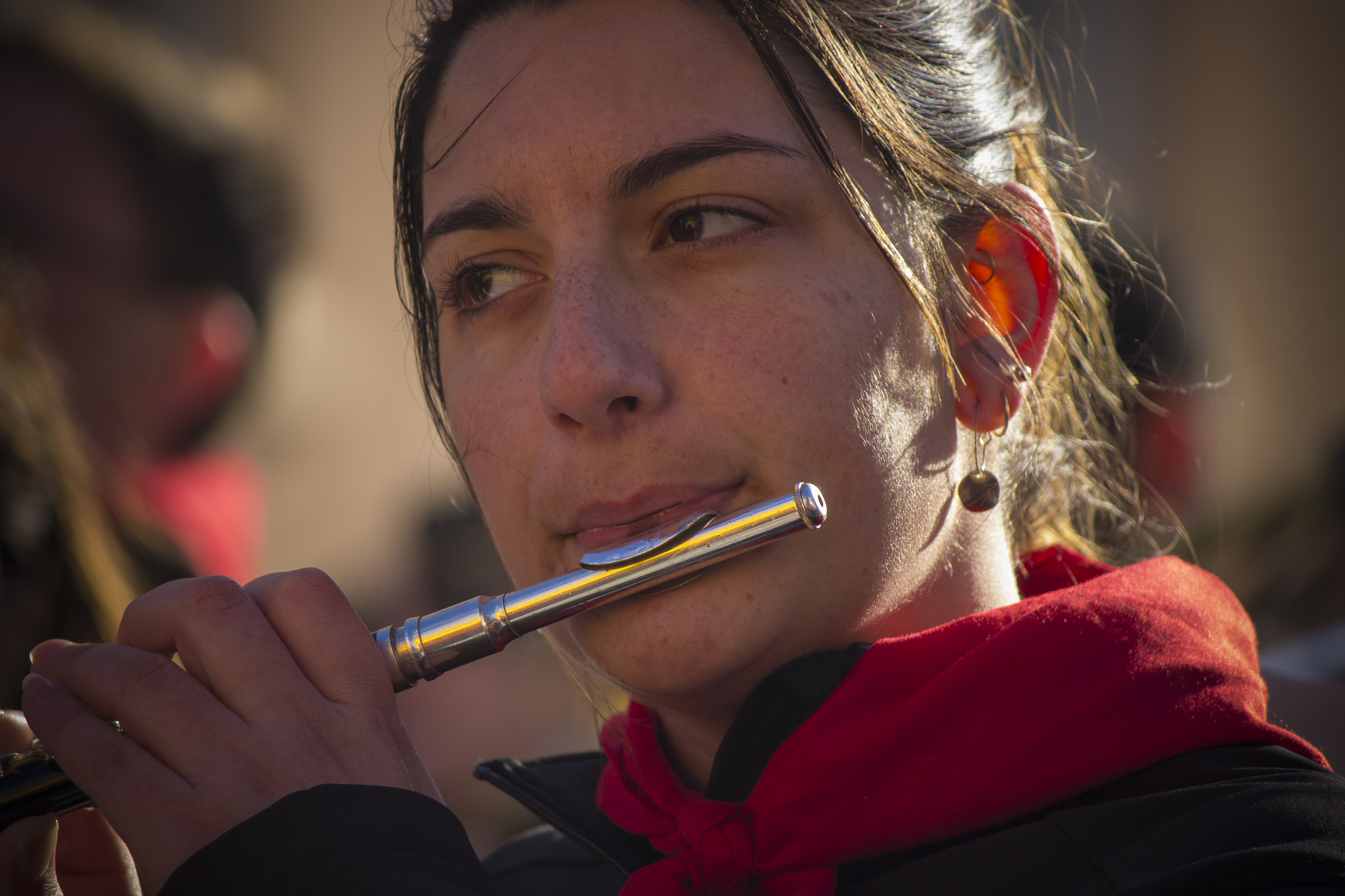 Jeune fille joue de la flûte traversière pour le Carnaval